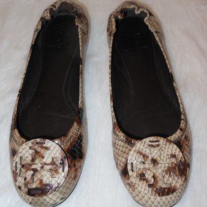 TORY BURCH BALLERINA FLATS AND A TORY BURCH COSMETIC CLUTCH BAG LOT